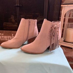 NWT women’s 8 boots